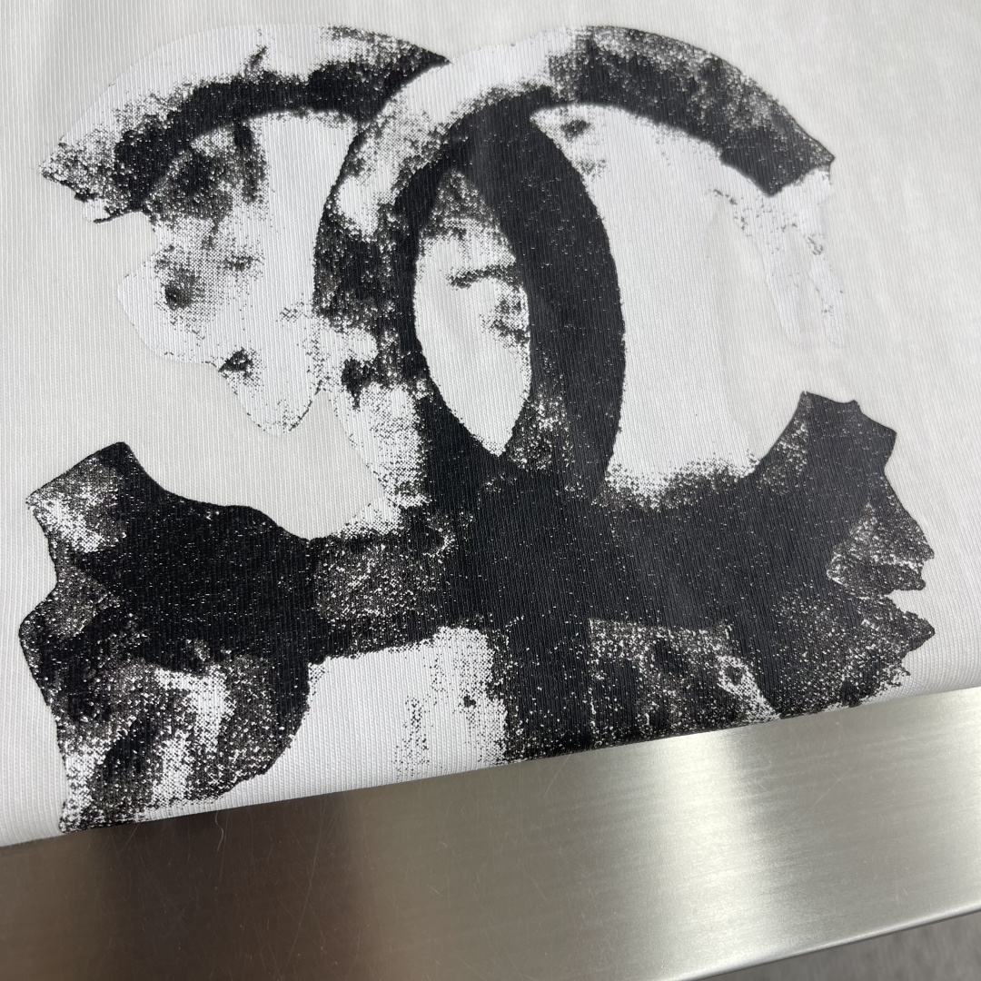 -Chane* 26ss新品短袖T恤，帅气时尚，胸前印花图案字母logo，简约百搭款。面料棉 不仅挺括，