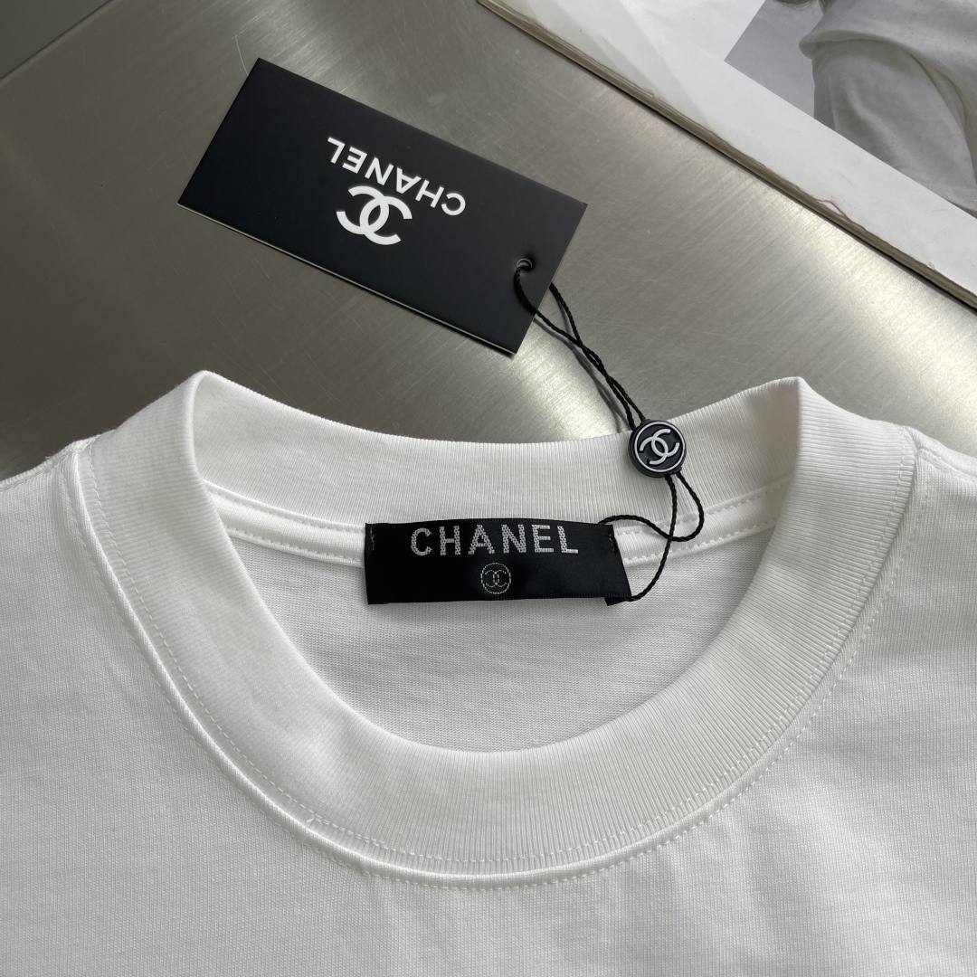 -Chane* 26ss新品短袖T恤，帅气时尚，胸前印花图案字母logo，简约百搭款。面料棉 不仅挺括，