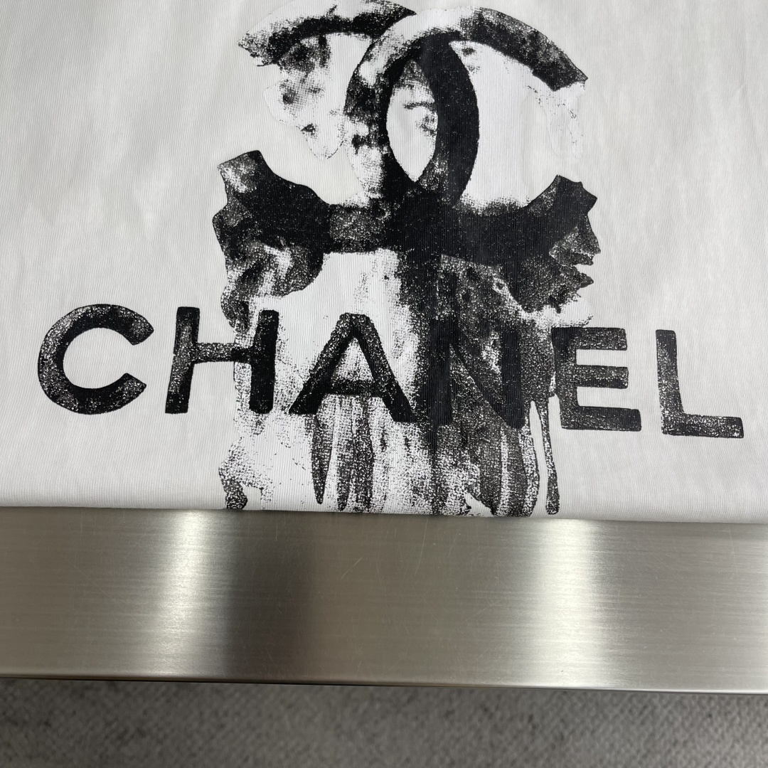 -Chane* 26ss新品短袖T恤，帅气时尚，胸前印花图案字母logo，简约百搭款。面料棉 不仅挺括，