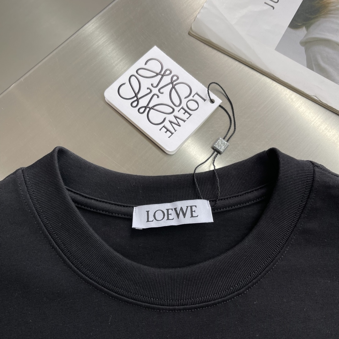 -LOEW 刺绣兔短袖采用精棉平纹纯棉质面料搭配小兔图案点缀胸前，主体采用精密挨针绣工艺，刺绣非常精细针