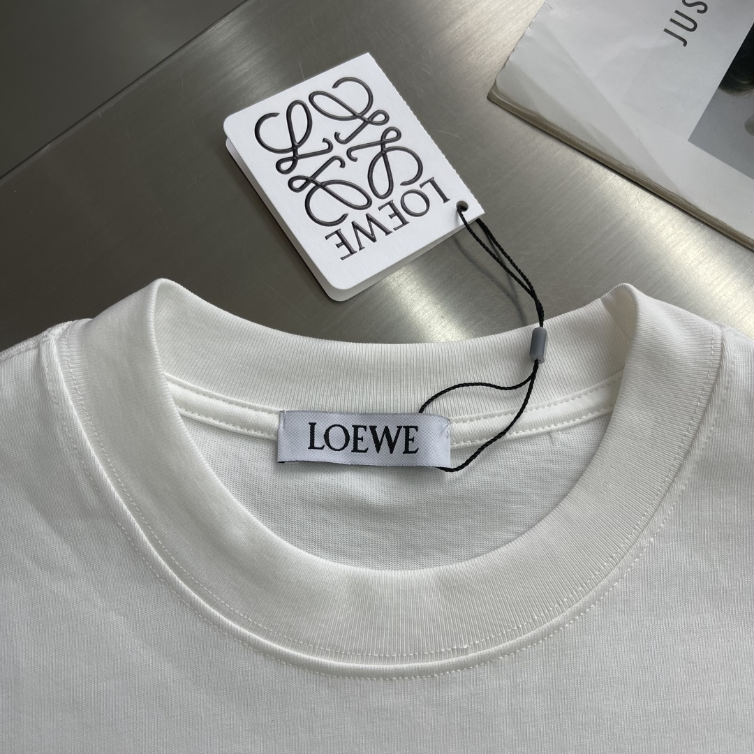 -LOEW 刺绣兔短袖采用精棉平纹纯棉质面料搭配小兔图案点缀胸前，主体采用精密挨针绣工艺，刺绣非常精细针