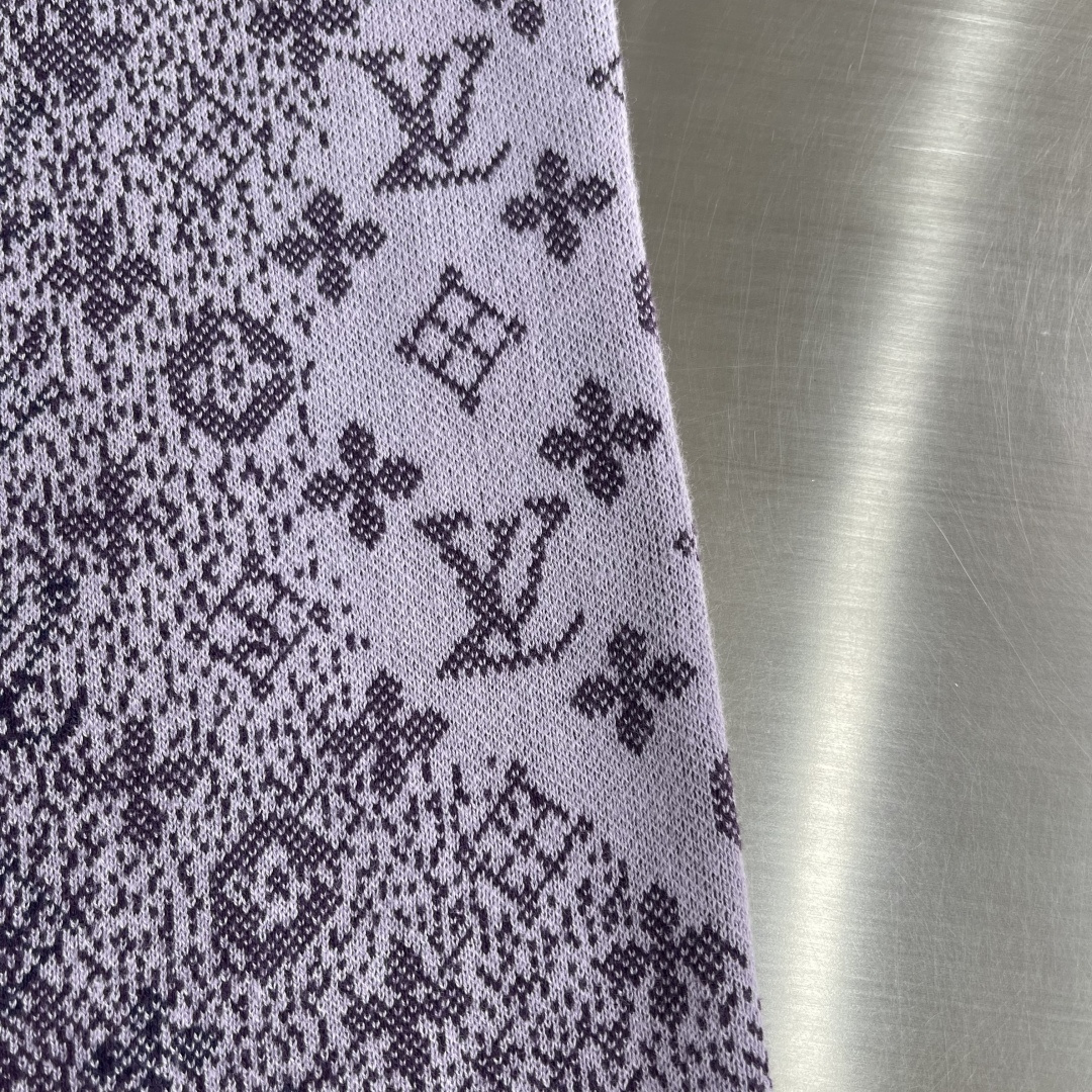 -驴牌 26ss新款MONOGRAM 提花短袖圆领衫本款棉质短袖圆领衫呈现日光漂白效果，灵感源自印度绚丽