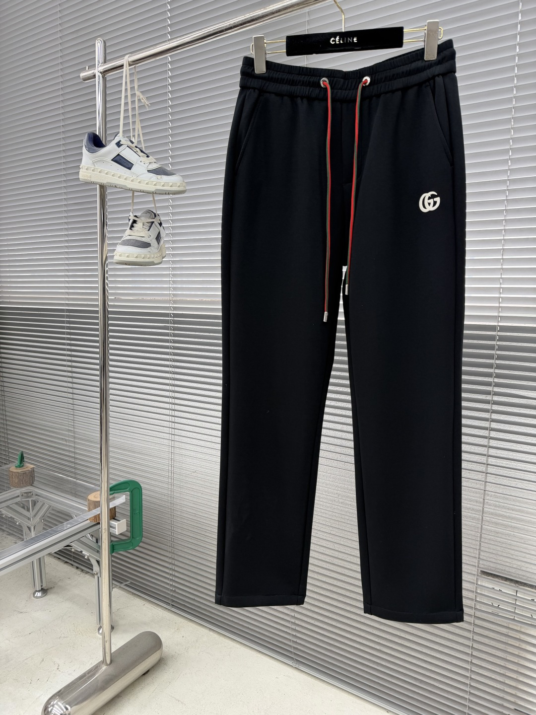 _d-u9smErukmu_oooLwpx8YzZAIN2UgxVazGwG2A