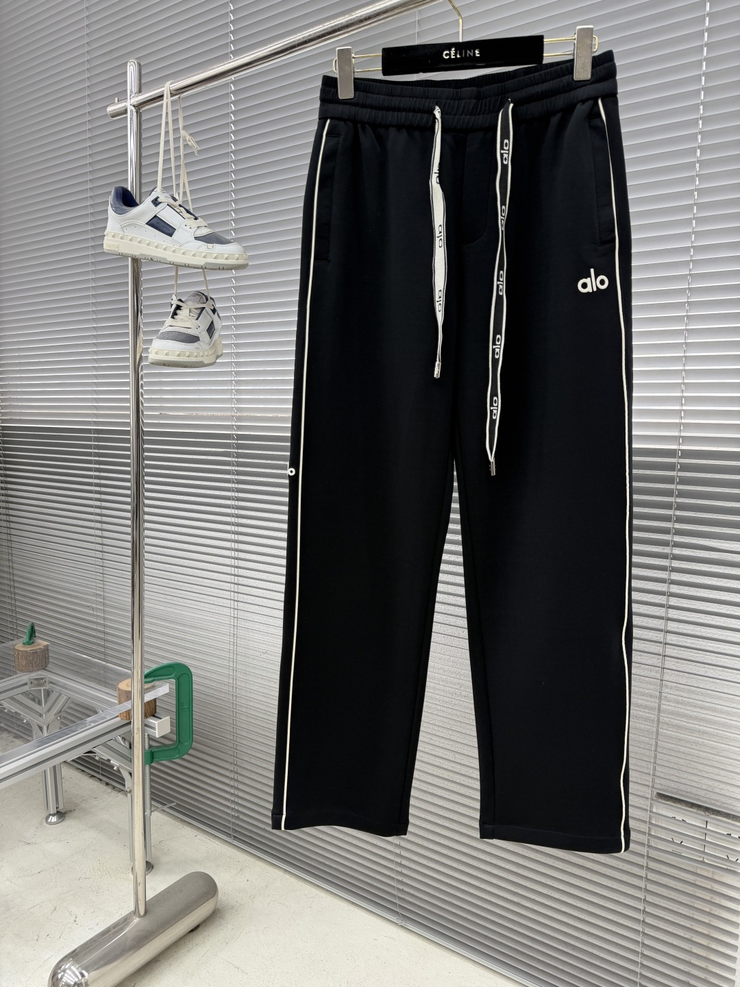 -alo 2026春夏新款铜氨丝莫代尔空气层休闲卫裤，裤身上刺绣标志性品牌标识，客供定制品牌刻印五金配件