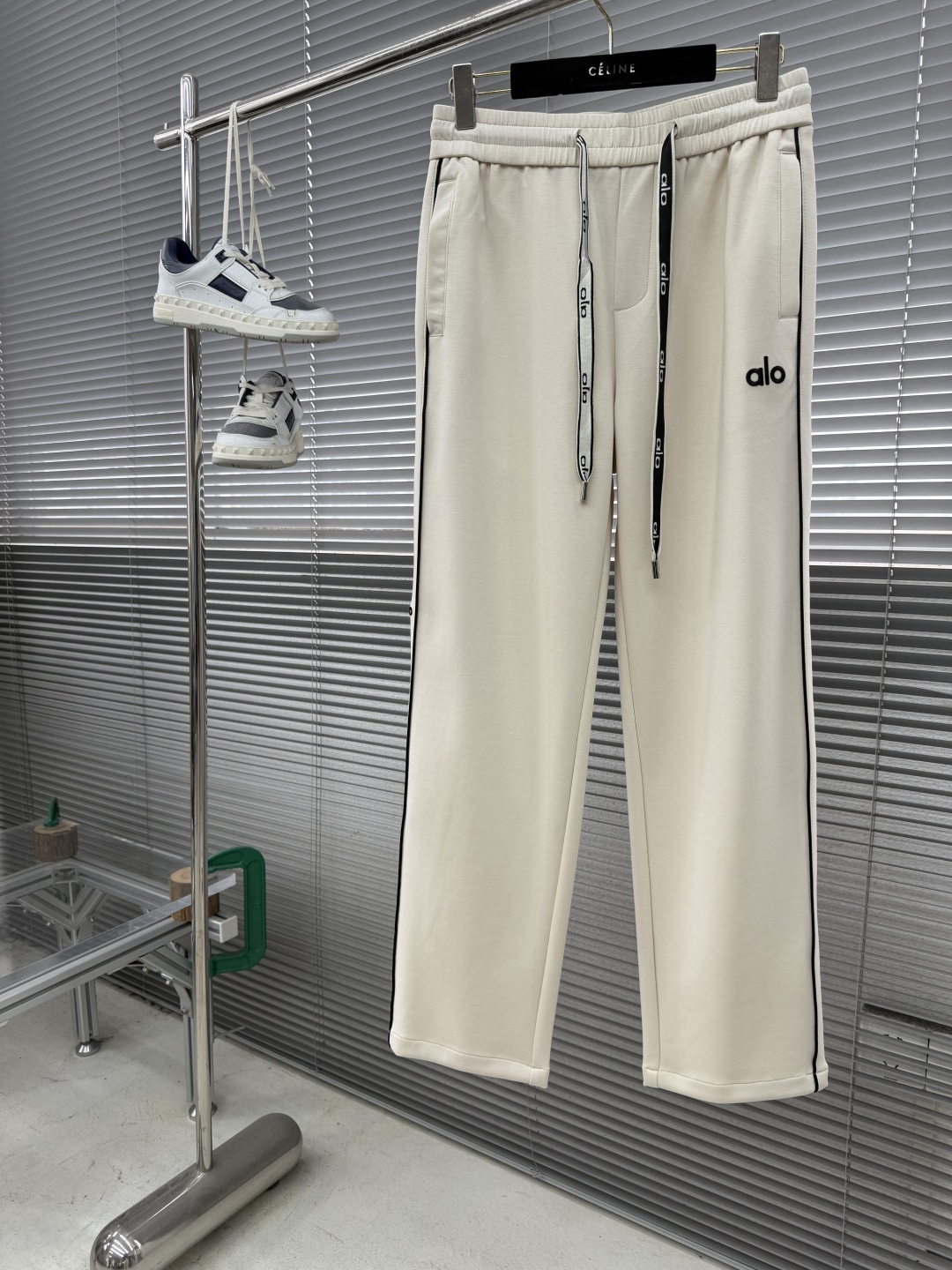 -alo 2026春夏新款铜氨丝莫代尔空气层休闲卫裤，裤身上刺绣标志性品牌标识，客供定制品牌刻印五金配件