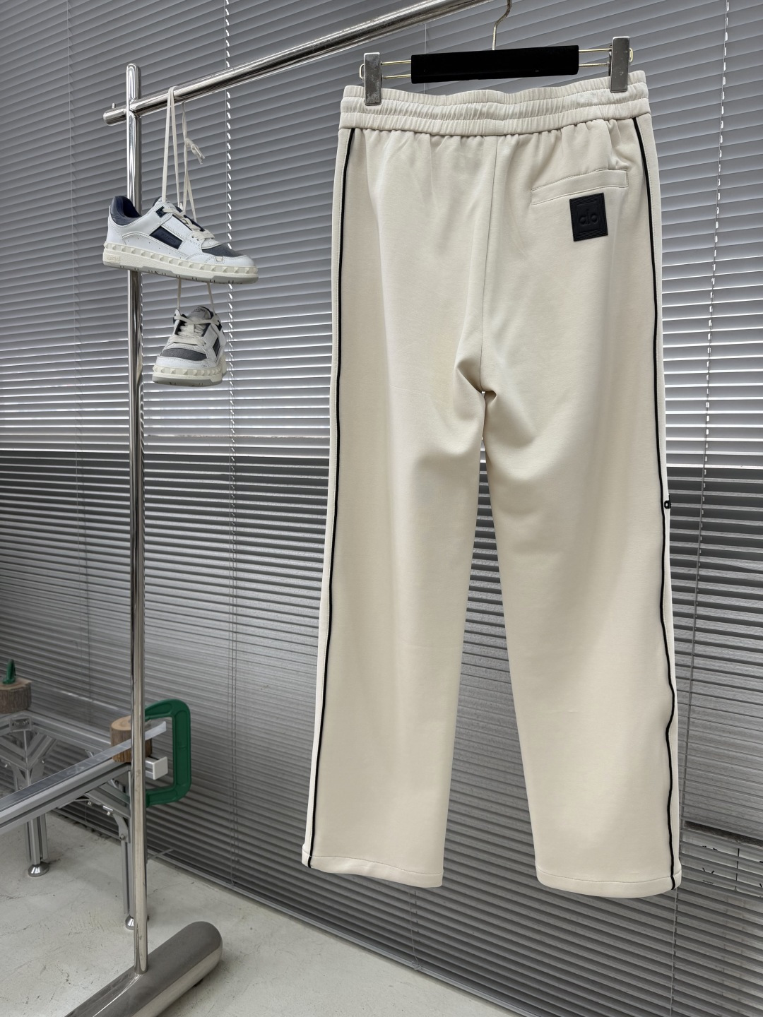 -alo 2026春夏新款铜氨丝莫代尔空气层休闲卫裤，裤身上刺绣标志性品牌标识，客供定制品牌刻印五金配件
