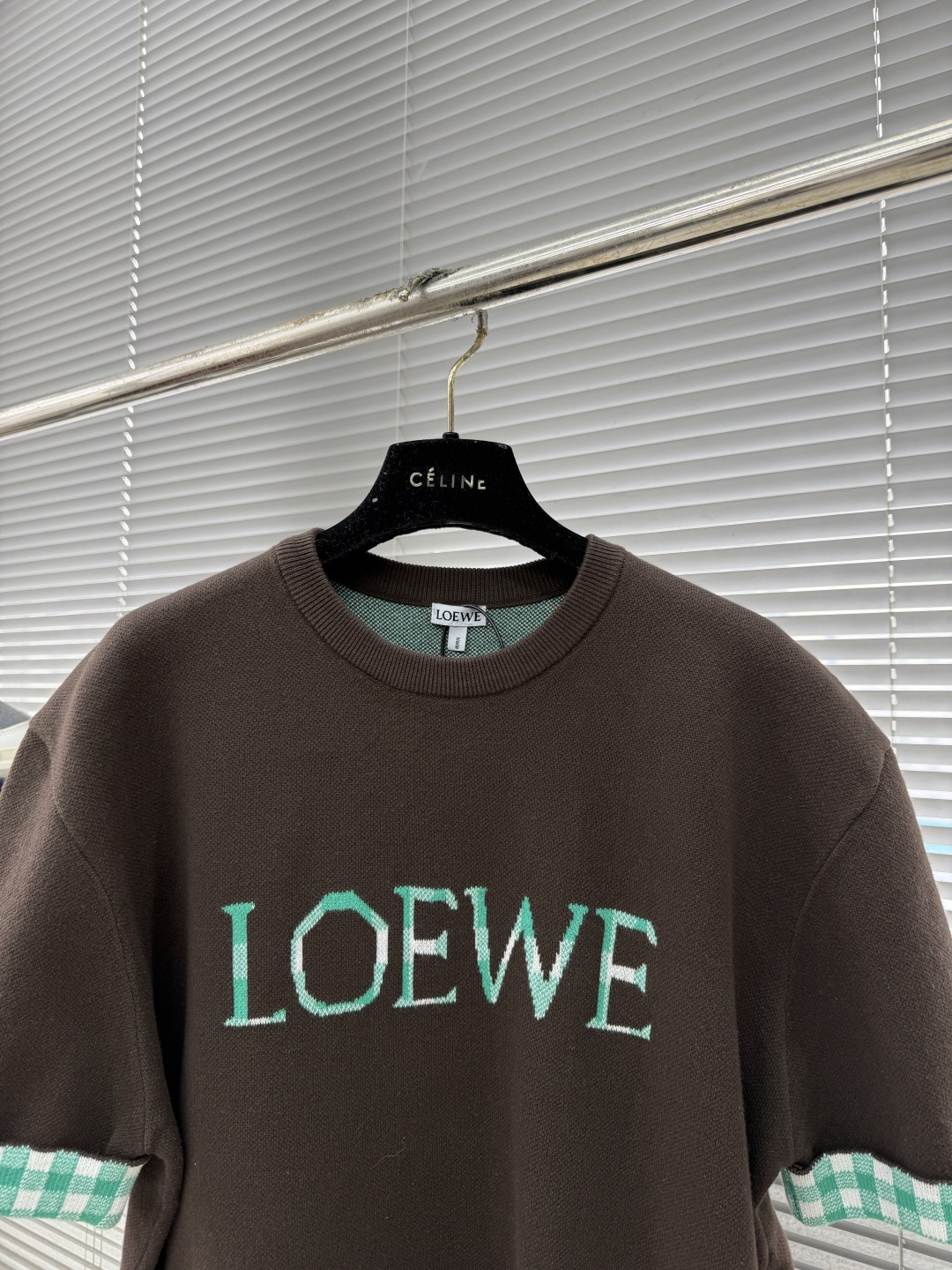 -LOEW 提花标识格子针织衫采用100%棉纱。原版定染同色。采用14针提花进口机，胸口LOEW*标识为