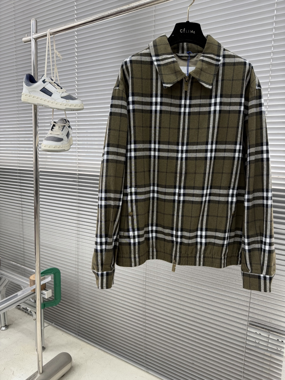 -BBR 格纹羊绒翻领夹克解析原版面料，定织定染羊绒混纺面料。面料的耐磨性、抗皱性和易护理性。格纹部分的