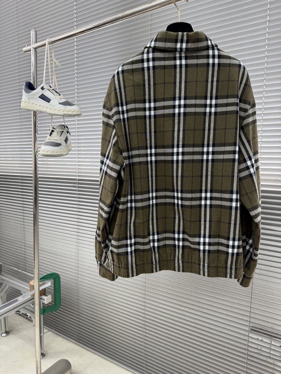 -BBR 格纹羊绒翻领夹克解析原版面料，定织定染羊绒混纺面料。面料的耐磨性、抗皱性和易护理性。格纹部分的