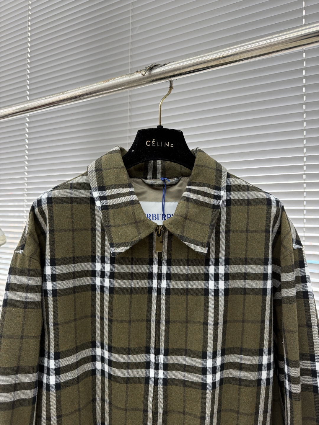 -BBR 格纹羊绒翻领夹克解析原版面料，定织定染羊绒混纺面料。面料的耐磨性、抗皱性和易护理性。格纹部分的