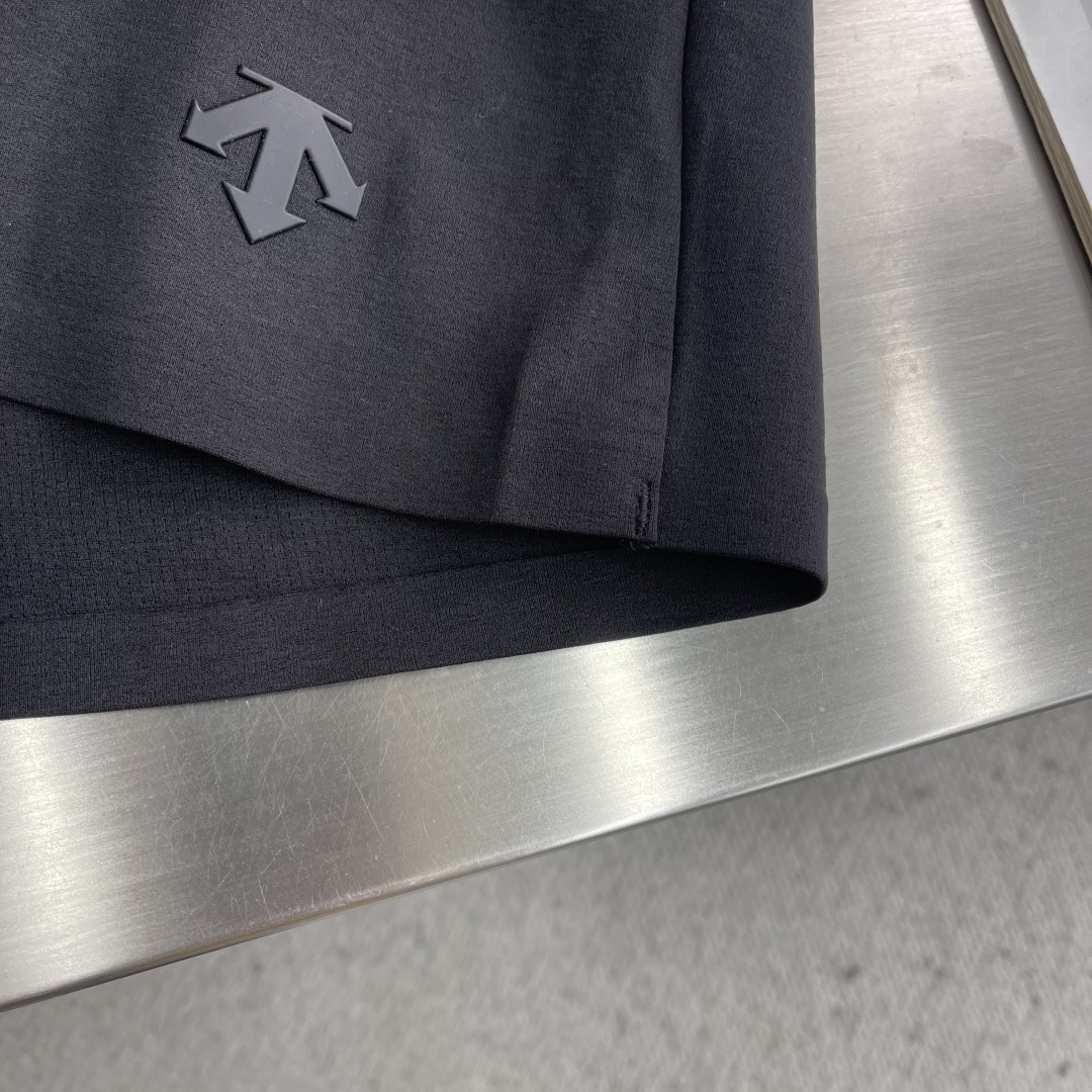 -DESCENT* DUALIS系列都市通勤男士长袖内搭圆领内部采用隐藏式包边工艺，加强领口结构，经易过