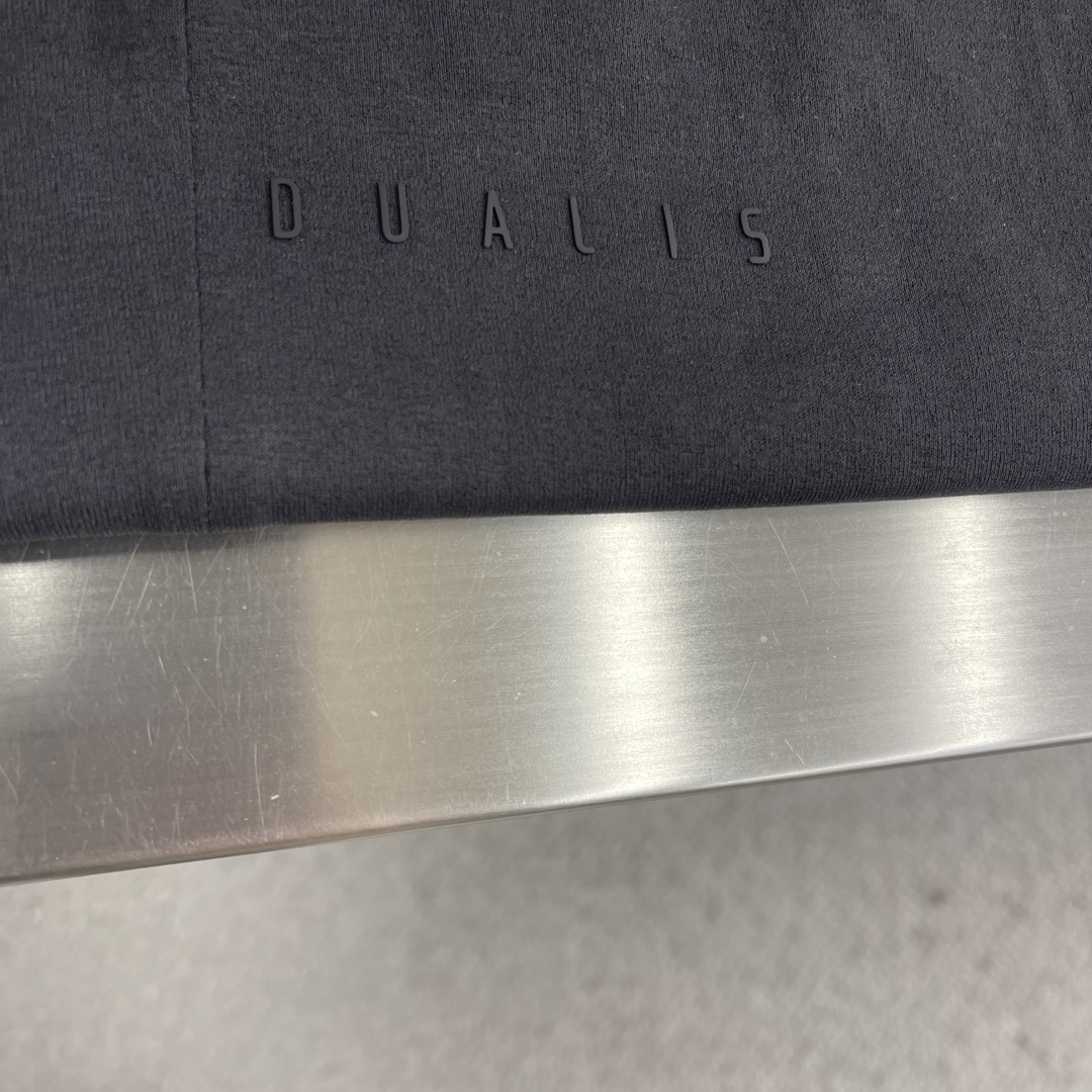 -DESCENT* DUALIS系列都市通勤男士长袖内搭圆领内部采用隐藏式包边工艺，加强领口结构，经易过