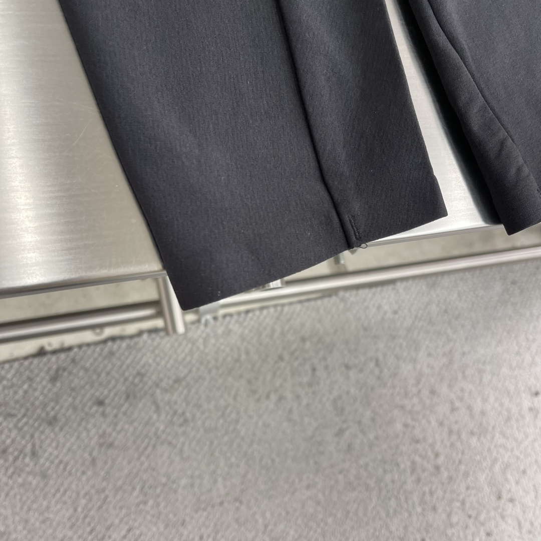 -DESCENT* DUALIS系列都市通勤男士长袖内搭圆领内部采用隐藏式包边工艺，加强领口结构，经易过