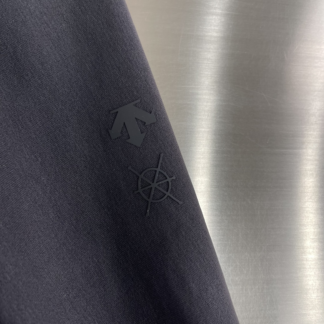 -DESCENT* DUALIS系列都市通勤男士长袖内搭圆领内部采用隐藏式包边工艺，加强领口结构，经易过