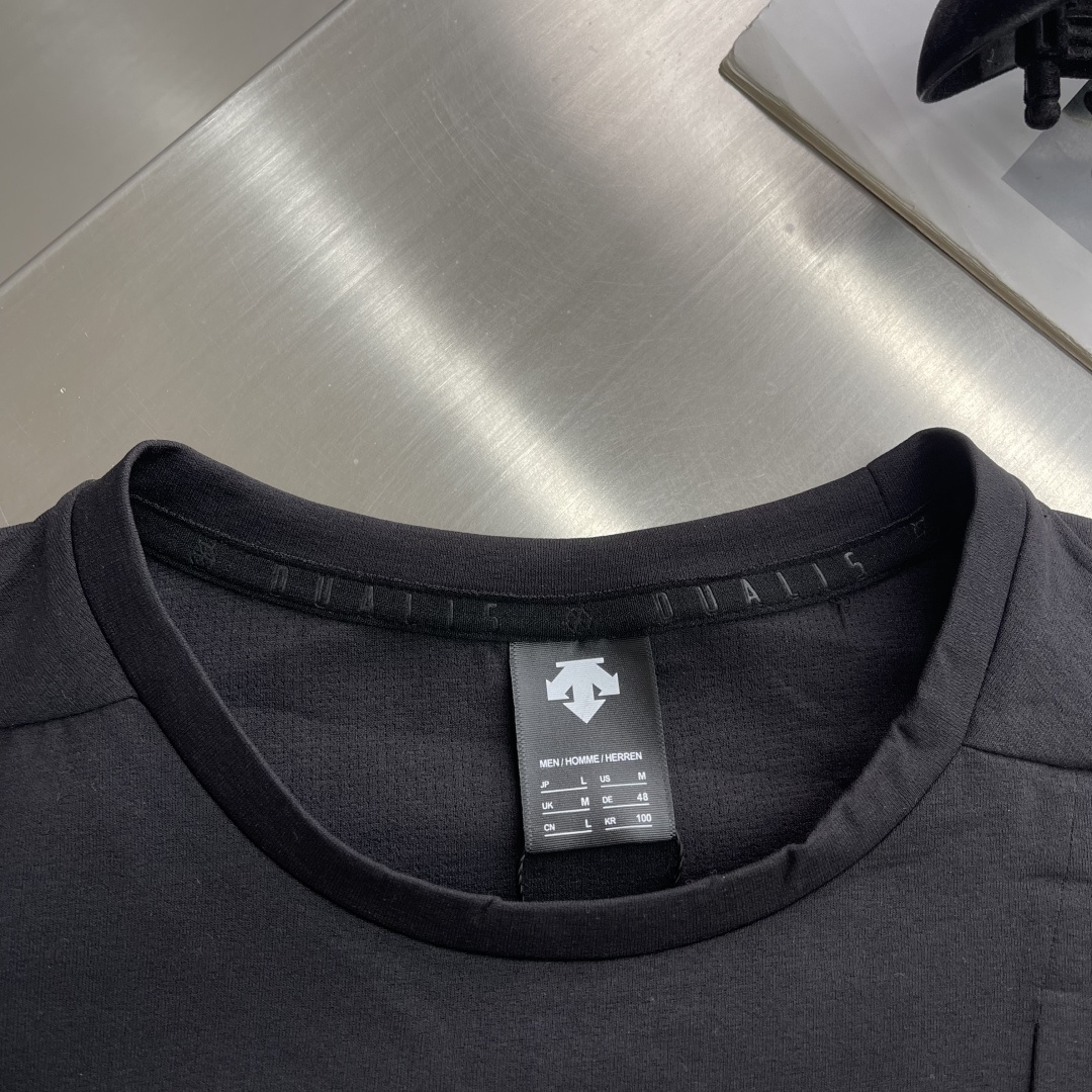 -DESCENT* DUALIS系列都市通勤男士长袖内搭圆领内部采用隐藏式包边工艺，加强领口结构，经易过