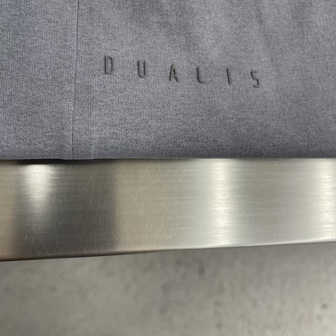 -DESCENT* DUALIS系列都市通勤男士长袖内搭圆领内部采用隐藏式包边工艺，加强领口结构，经易过