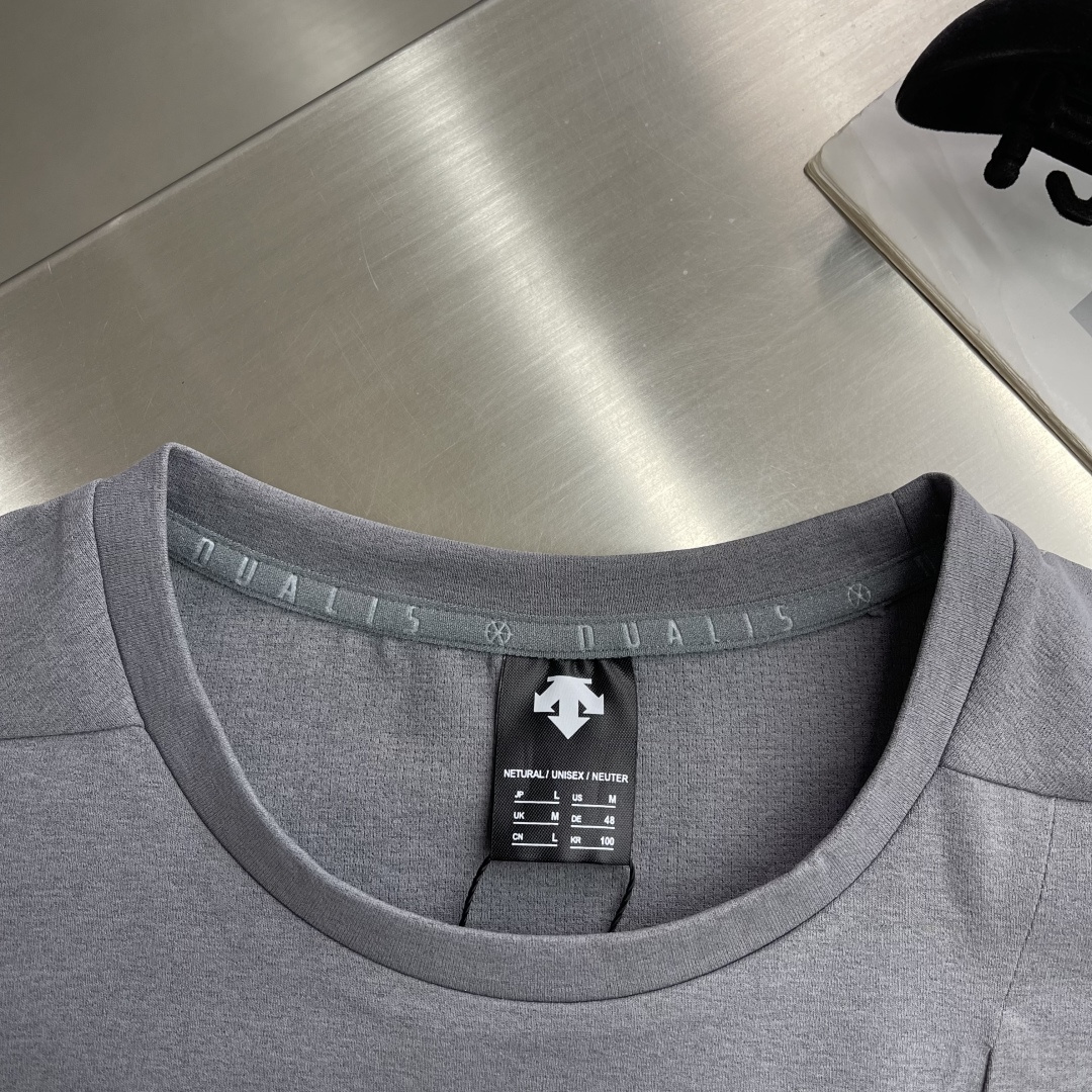 -DESCENT* DUALIS系列都市通勤男士长袖内搭圆领内部采用隐藏式包边工艺，加强领口结构，经易过