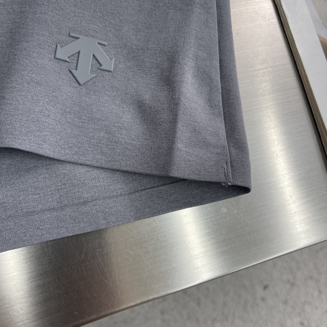 -DESCENT* DUALIS系列都市通勤男士长袖内搭圆领内部采用隐藏式包边工艺，加强领口结构，经易过