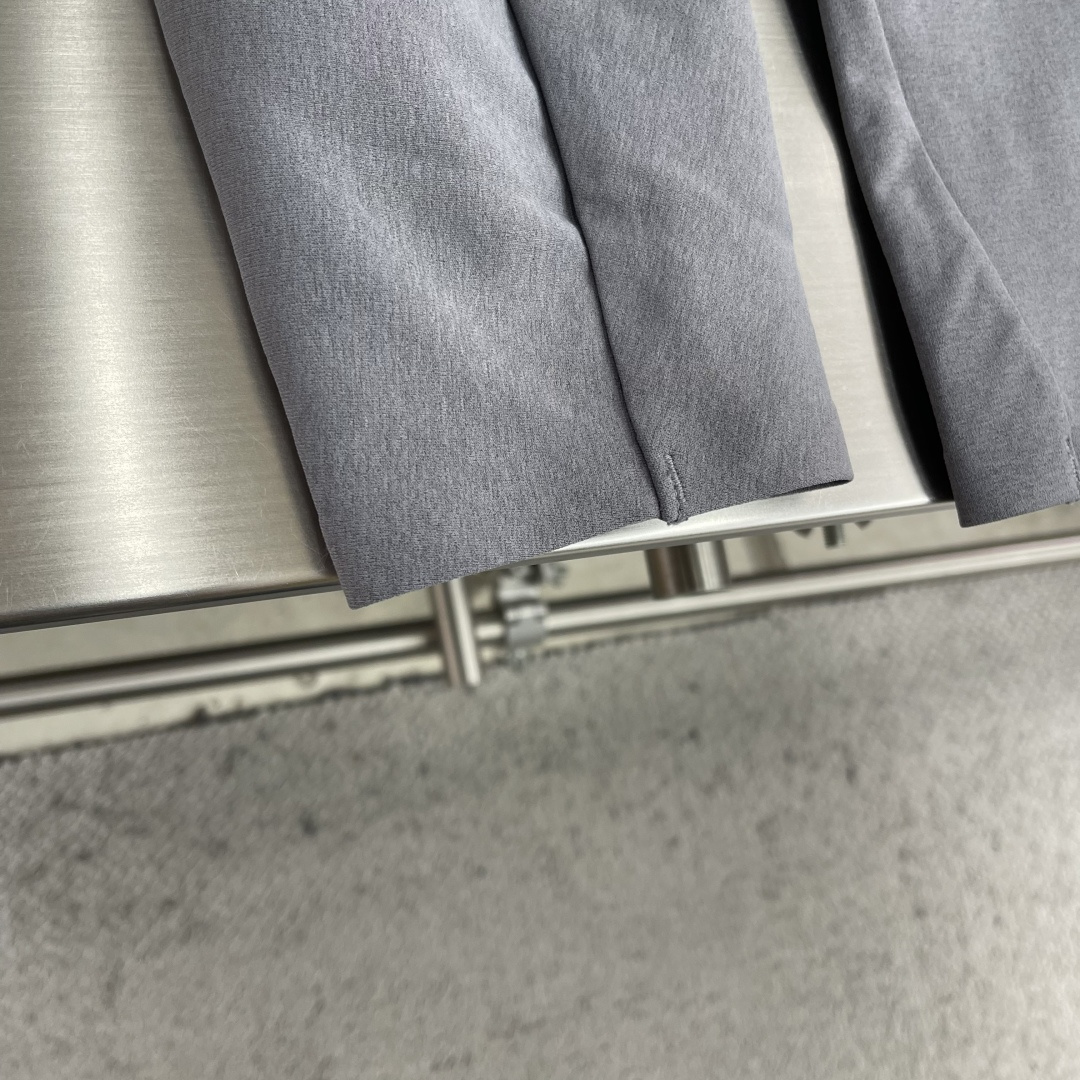 -DESCENT* DUALIS系列都市通勤男士长袖内搭圆领内部采用隐藏式包边工艺，加强领口结构，经易过