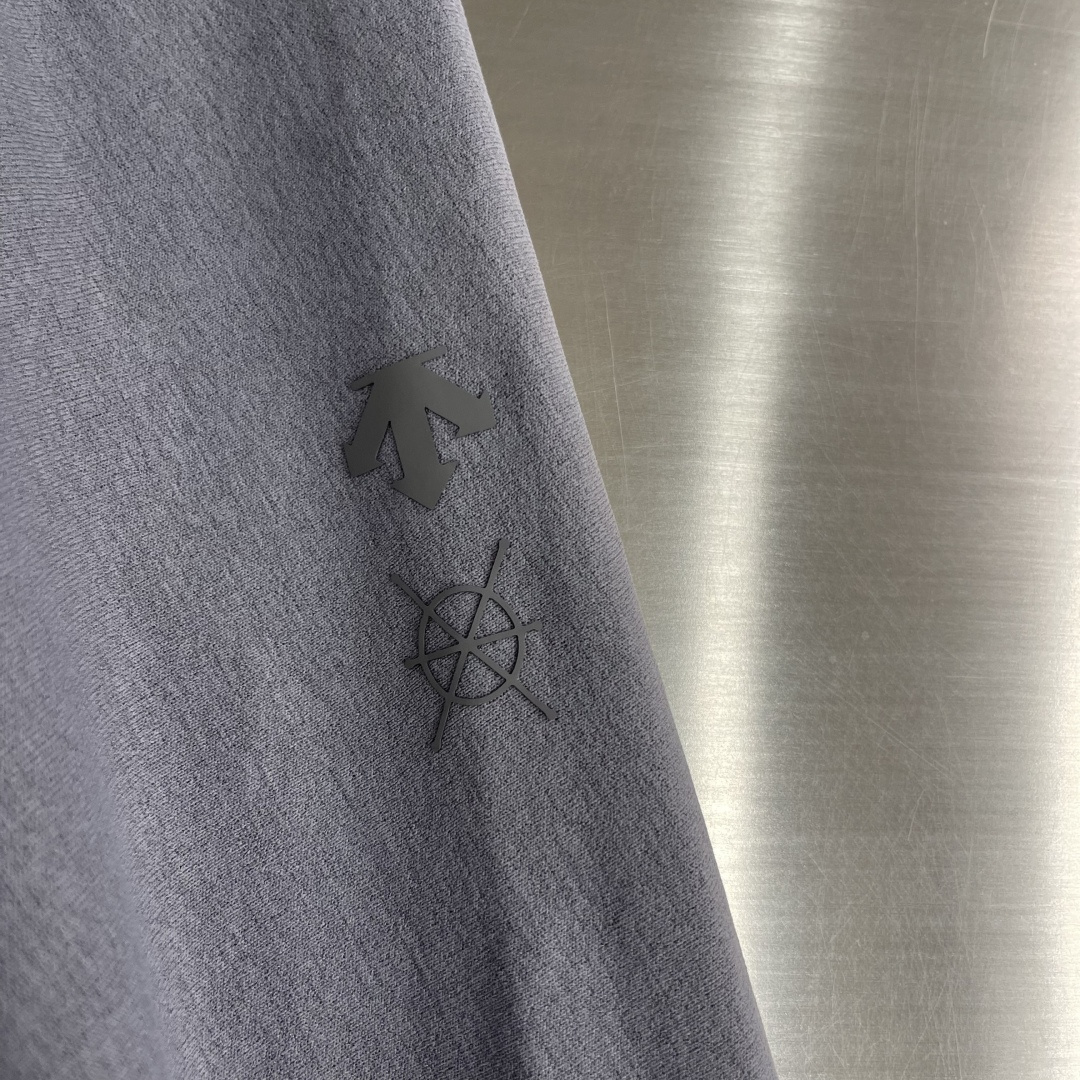 -DESCENT* DUALIS系列都市通勤男士长袖内搭圆领内部采用隐藏式包边工艺，加强领口结构，经易过