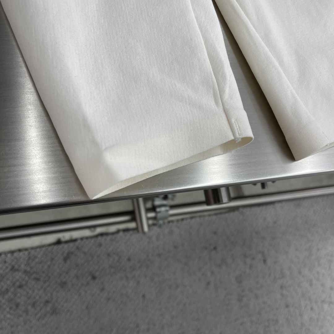 -DESCENT* DUALIS系列都市通勤男士长袖内搭圆领内部采用隐藏式包边工艺，加强领口结构，经易过