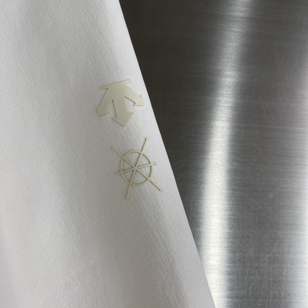 -DESCENT* DUALIS系列都市通勤男士长袖内搭圆领内部采用隐藏式包边工艺，加强领口结构，经易过