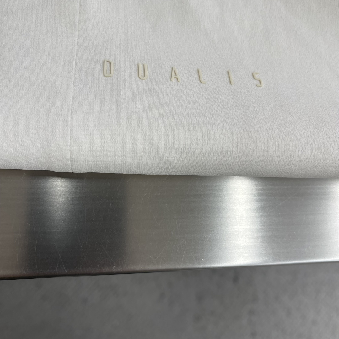 -DESCENT* DUALIS系列都市通勤男士长袖内搭圆领内部采用隐藏式包边工艺，加强领口结构，经易过