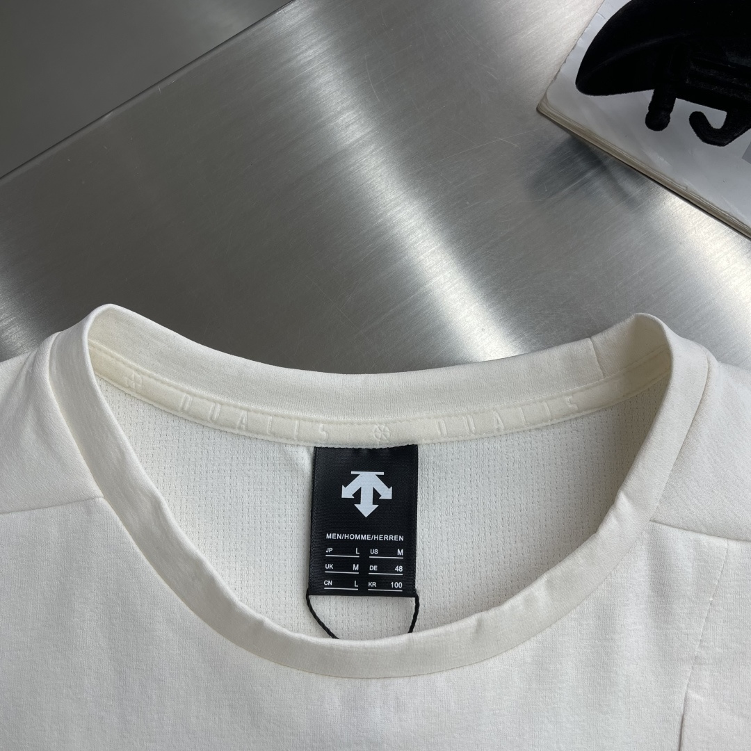 -DESCENT* DUALIS系列都市通勤男士长袖内搭圆领内部采用隐藏式包边工艺，加强领口结构，经易过