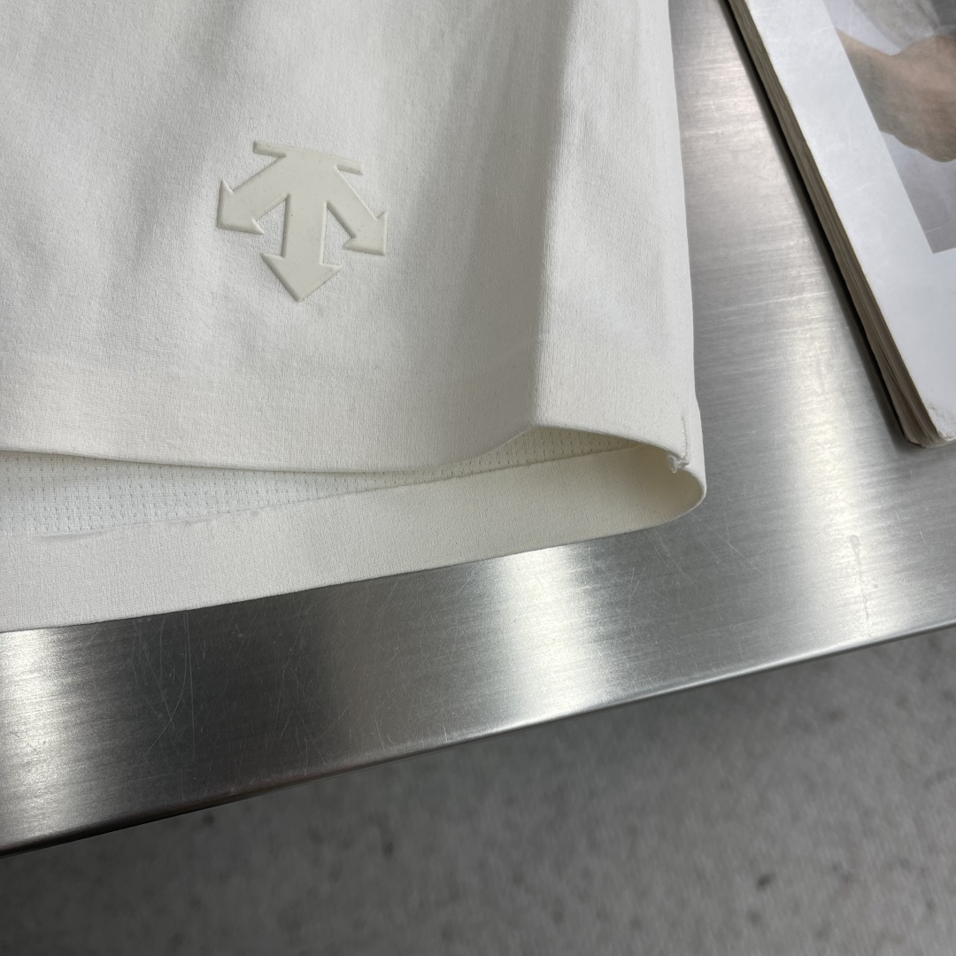 -DESCENT* DUALIS系列都市通勤男士长袖内搭圆领内部采用隐藏式包边工艺，加强领口结构，经易过