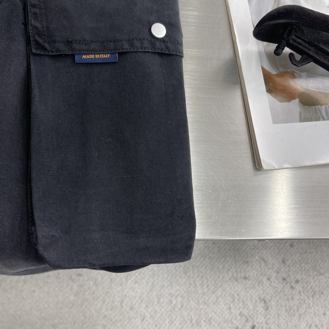 -驴牌 2026早春新款阔腿工装休闲裤美学的焕新诠释,演绎浓郁的格调型时尚风范,细节感和设计感强悍.经典