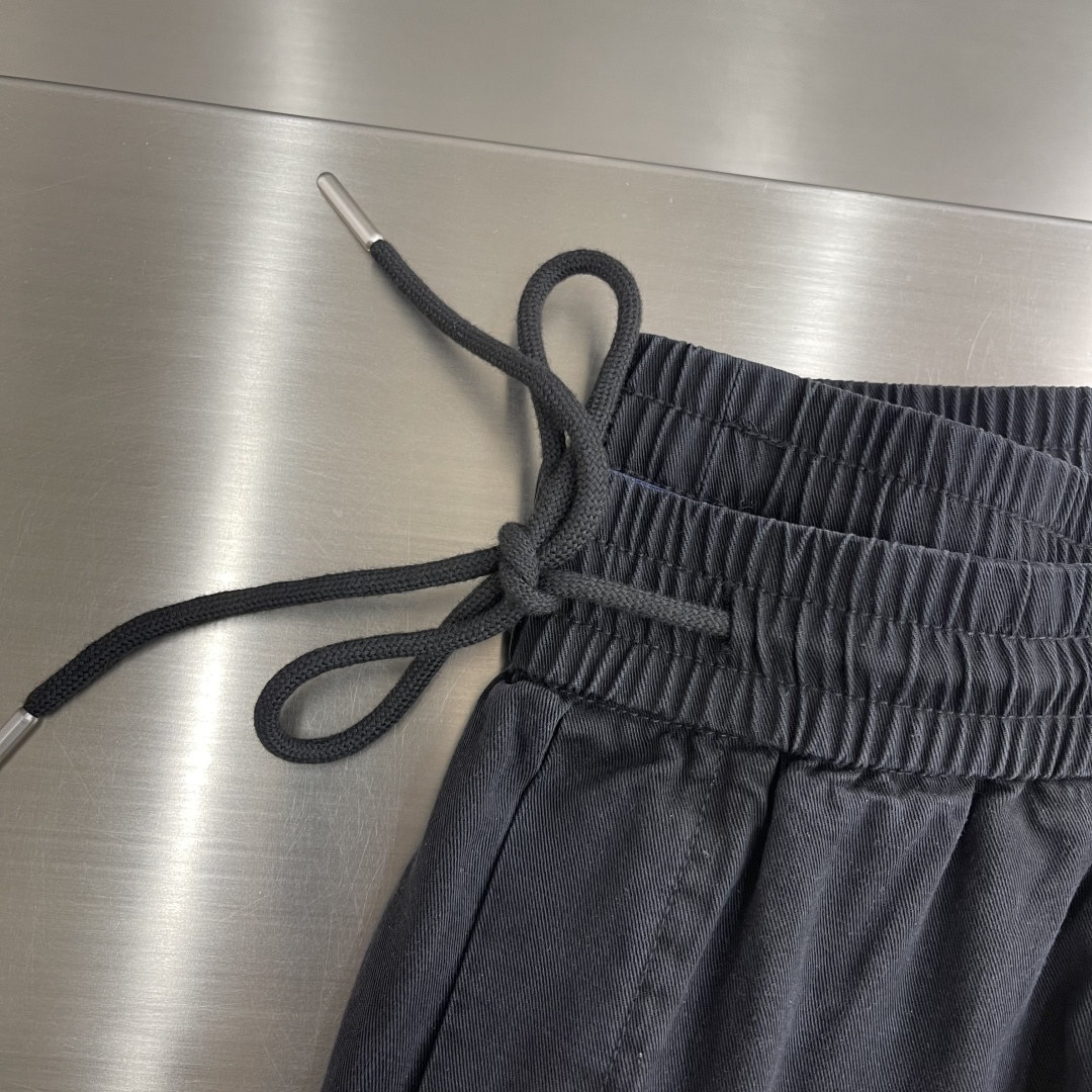 -驴牌 2026早春新款阔腿工装休闲裤美学的焕新诠释,演绎浓郁的格调型时尚风范,细节感和设计感强悍.经典