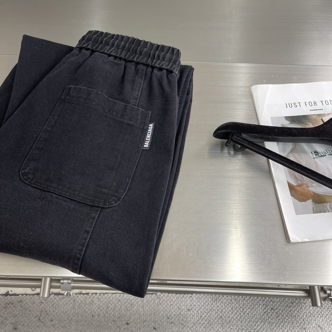 -Balenciag 2026早春新品休闲裤，将工装风与时尚感巧妙交织。深色款沉稳内敛，灰色款则更显随性
