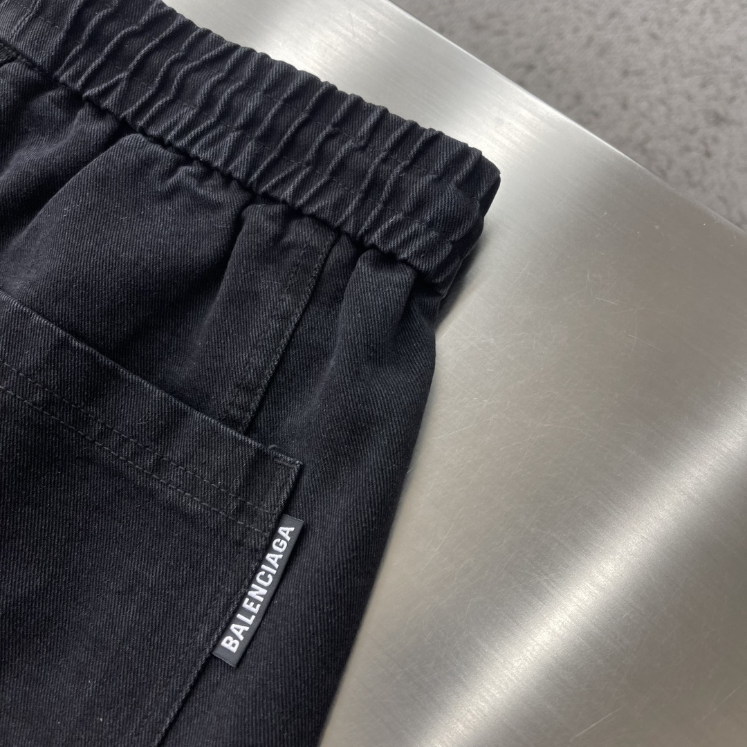 -Balenciag 2026早春新品休闲裤，将工装风与时尚感巧妙交织。深色款沉稳内敛，灰色款则更显随性