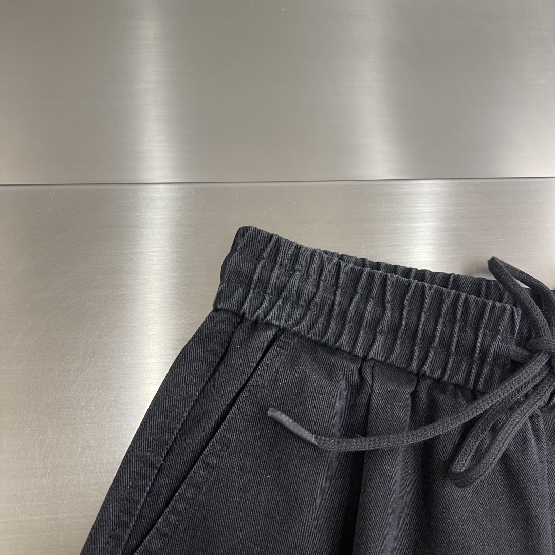 -Balenciag 2026早春新品休闲裤，将工装风与时尚感巧妙交织。深色款沉稳内敛，灰色款则更显随性