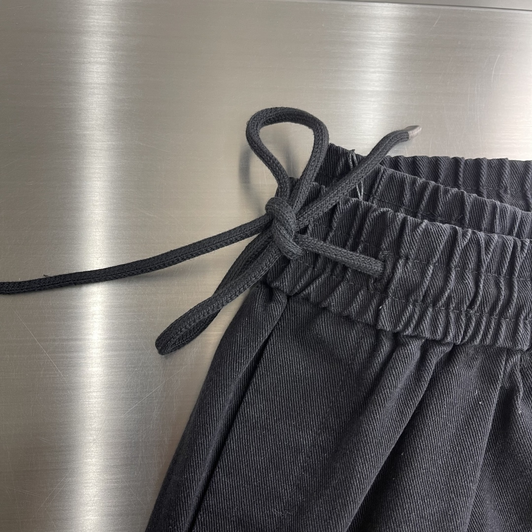 -Balenciag 2026早春新品休闲裤，将工装风与时尚感巧妙交织。深色款沉稳内敛，灰色款则更显随性