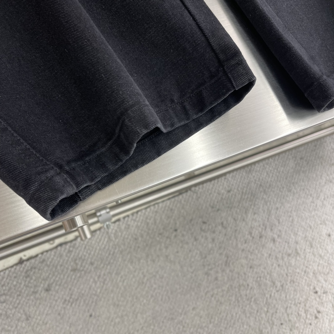 -Balenciag 2026早春新品休闲裤，将工装风与时尚感巧妙交织。深色款沉稳内敛，灰色款则更显随性