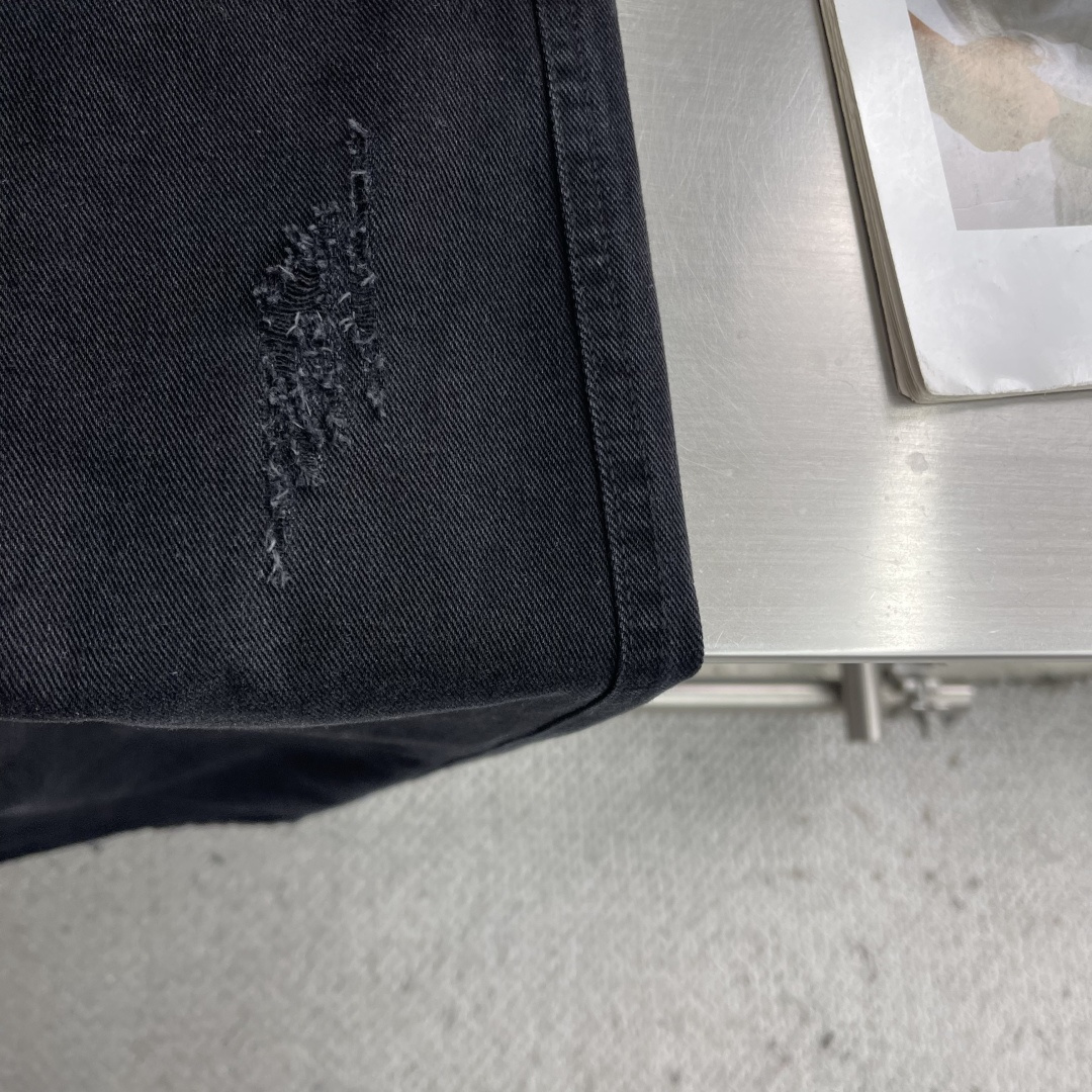 -Balenciag 2026早春新品休闲裤，将工装风与时尚感巧妙交织。深色款沉稳内敛，灰色款则更显随性