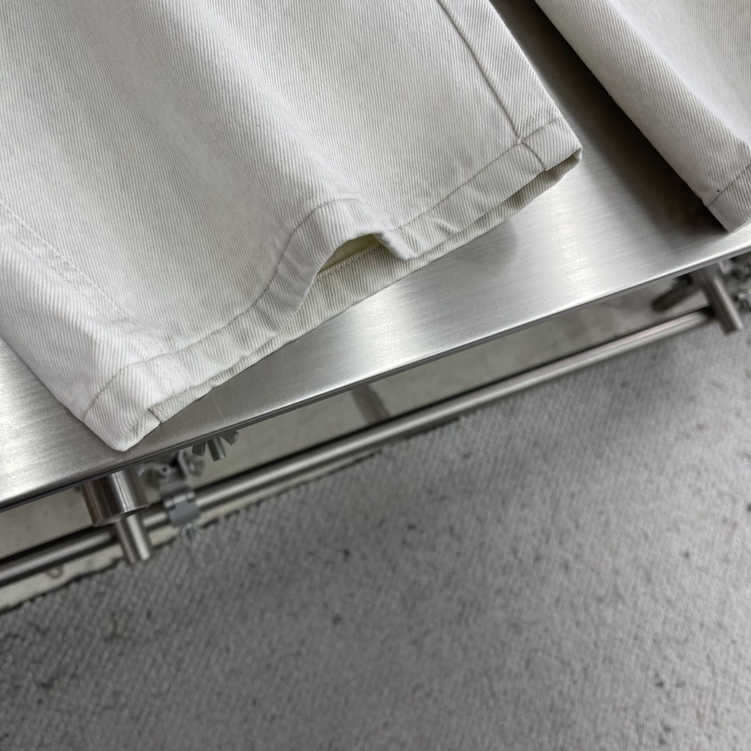 -Balenciag 2026早春新品休闲裤，将工装风与时尚感巧妙交织。深色款沉稳内敛，灰色款则更显随性