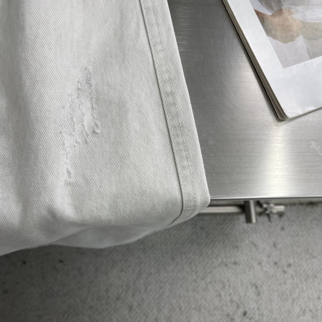 -Balenciag 2026早春新品休闲裤，将工装风与时尚感巧妙交织。深色款沉稳内敛，灰色款则更显随性