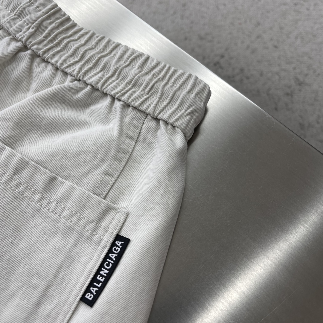 -Balenciag 2026早春新品休闲裤，将工装风与时尚感巧妙交织。深色款沉稳内敛，灰色款则更显随性