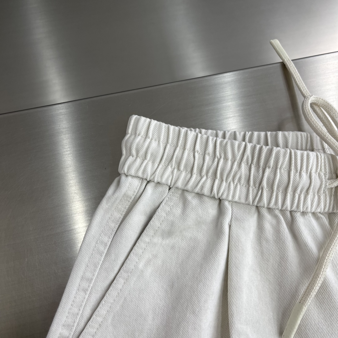 -Balenciag 2026早春新品休闲裤，将工装风与时尚感巧妙交织。深色款沉稳内敛，灰色款则更显随性