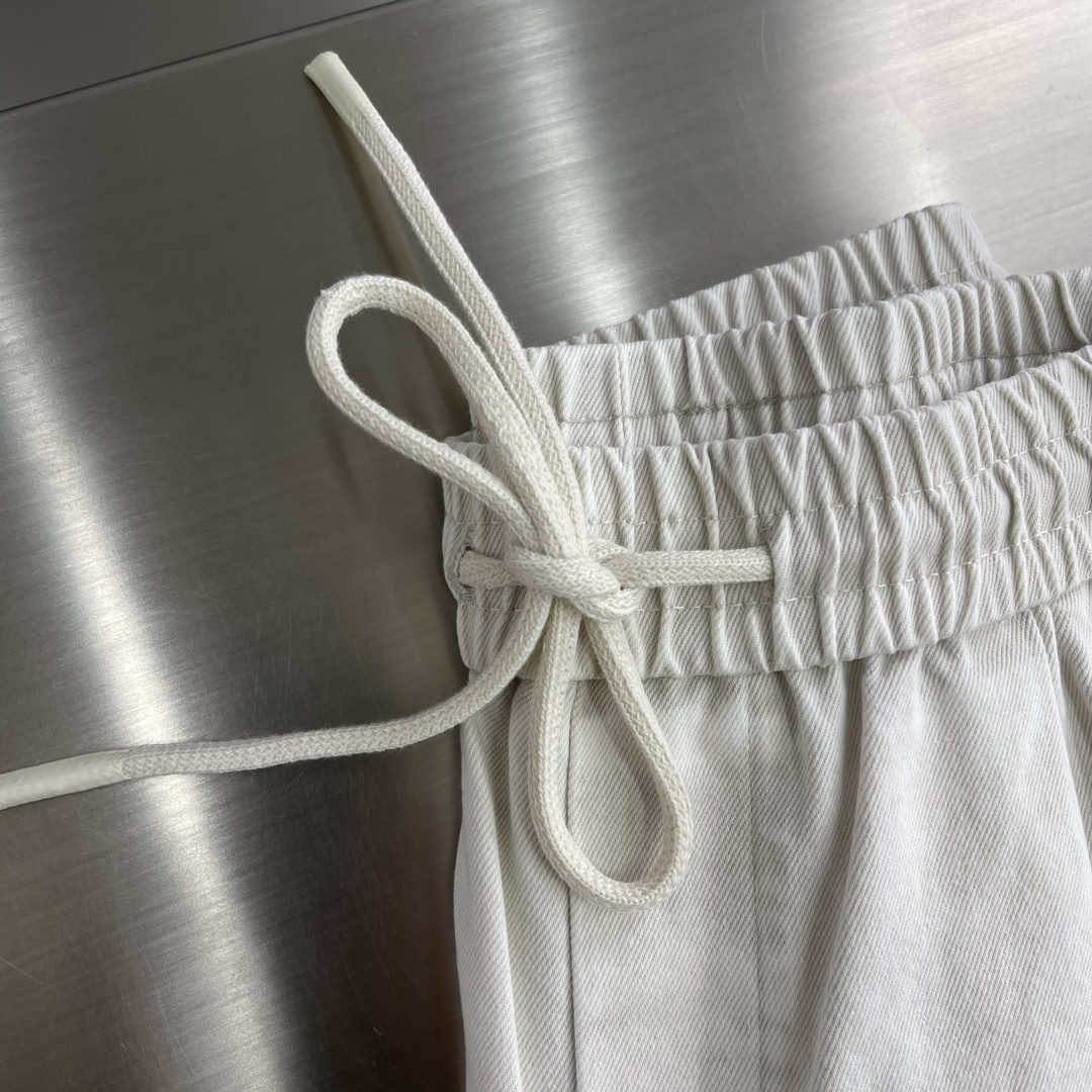 -Balenciag 2026早春新品休闲裤，将工装风与时尚感巧妙交织。深色款沉稳内敛，灰色款则更显随性