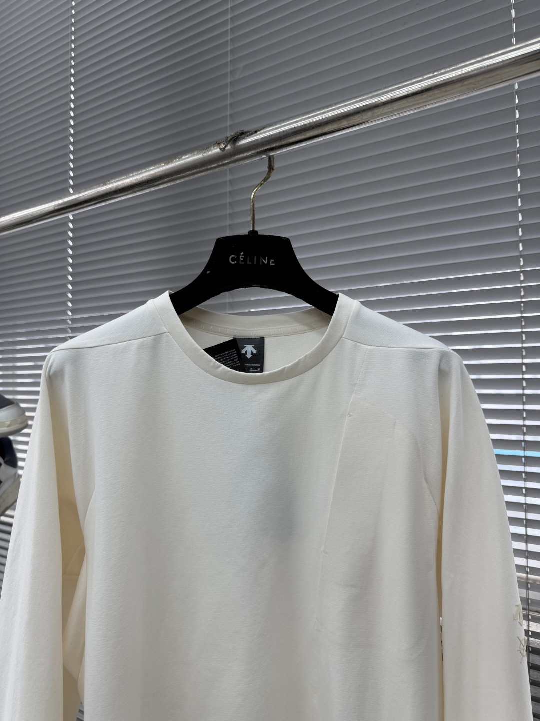 -DESCENT* DUALIS系列都市通勤男士长袖内搭圆领内部采用隐藏式包边工艺，加强领口结构，经易过