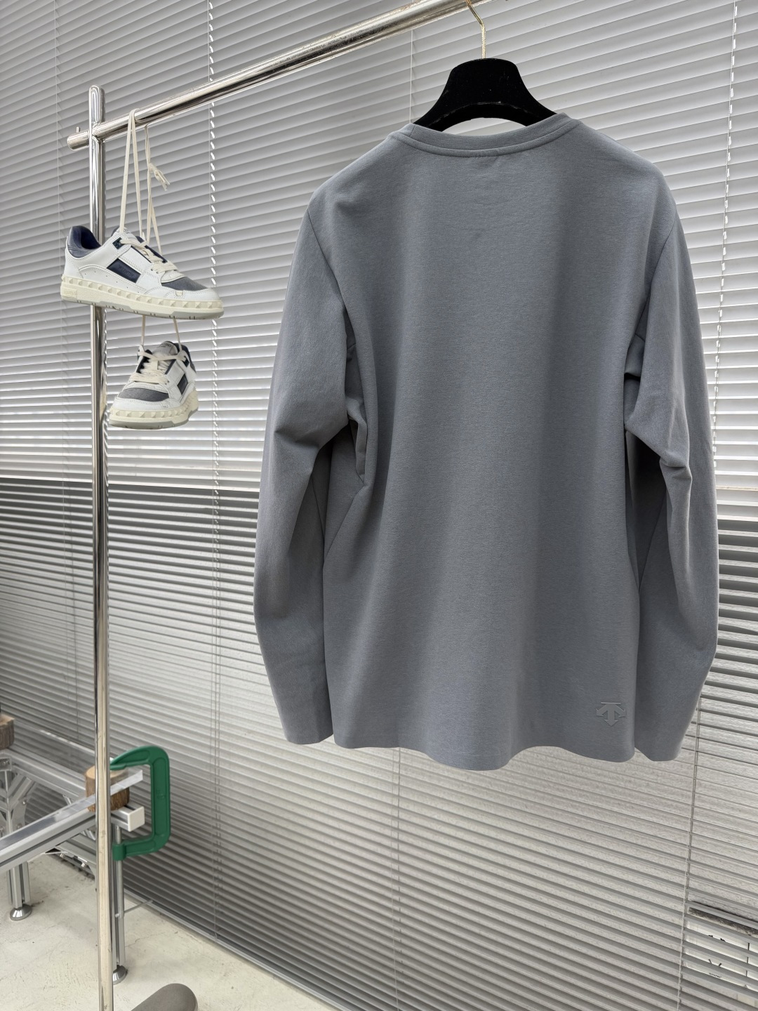 -DESCENT* DUALIS系列都市通勤男士长袖内搭圆领内部采用隐藏式包边工艺，加强领口结构，经易过