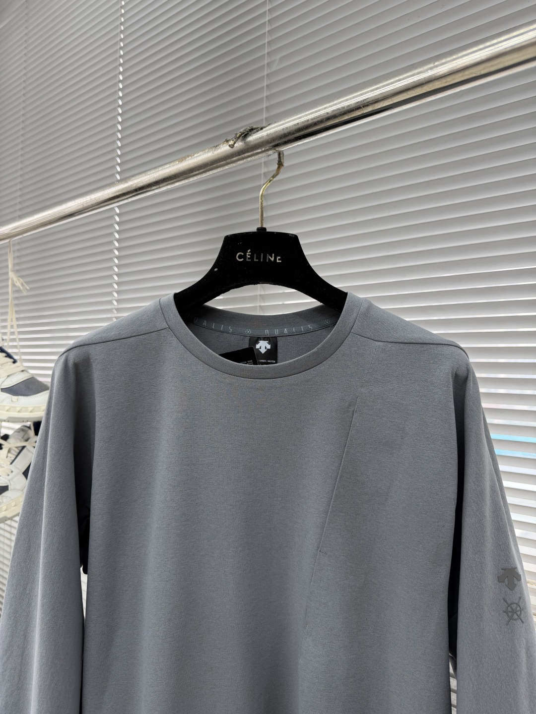 -DESCENT* DUALIS系列都市通勤男士长袖内搭圆领内部采用隐藏式包边工艺，加强领口结构，经易过