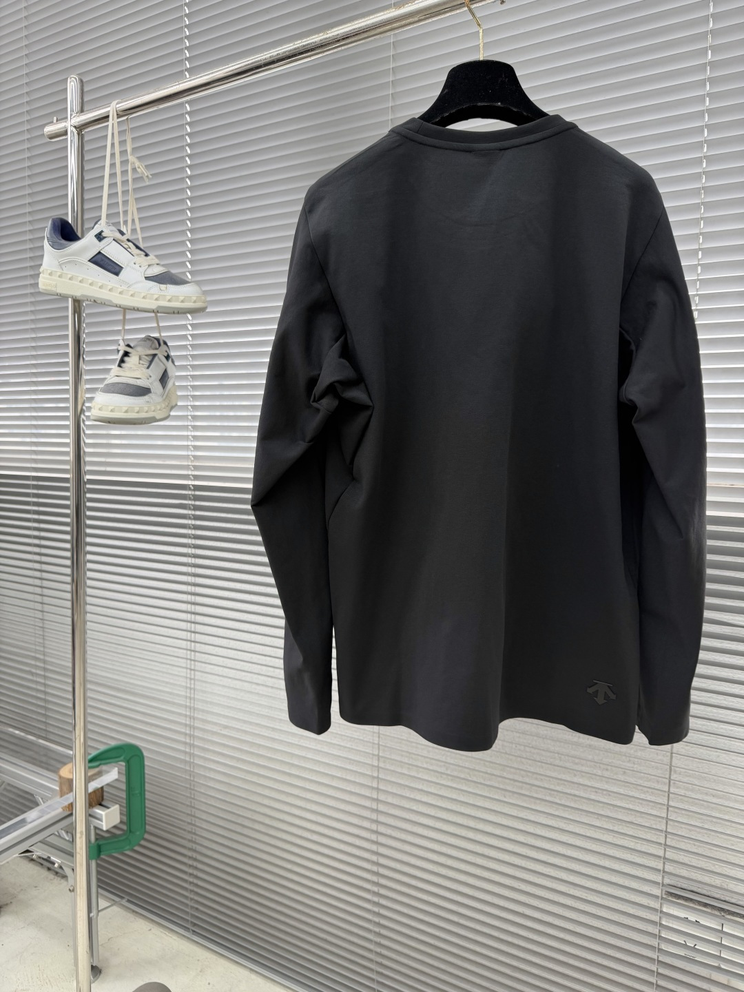 -DESCENT* DUALIS系列都市通勤男士长袖内搭圆领内部采用隐藏式包边工艺，加强领口结构，经易过