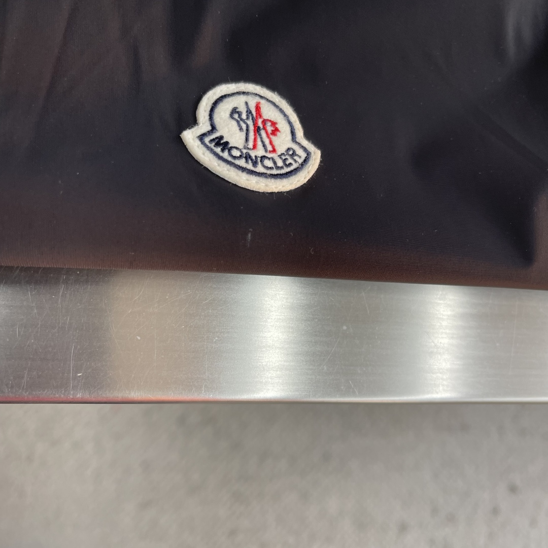 -mon 26年春季新款夹克非常柔软顺滑有垂感，面料牢固结实，挑选的新型面料环保可持续性使用。均为高密度