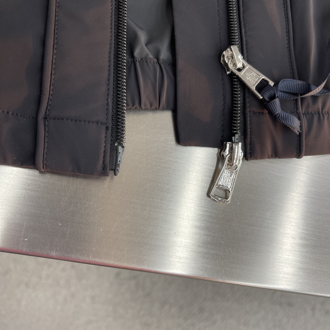 -mon 26年春季新款夹克非常柔软顺滑有垂感，面料牢固结实，挑选的新型面料环保可持续性使用。均为高密度