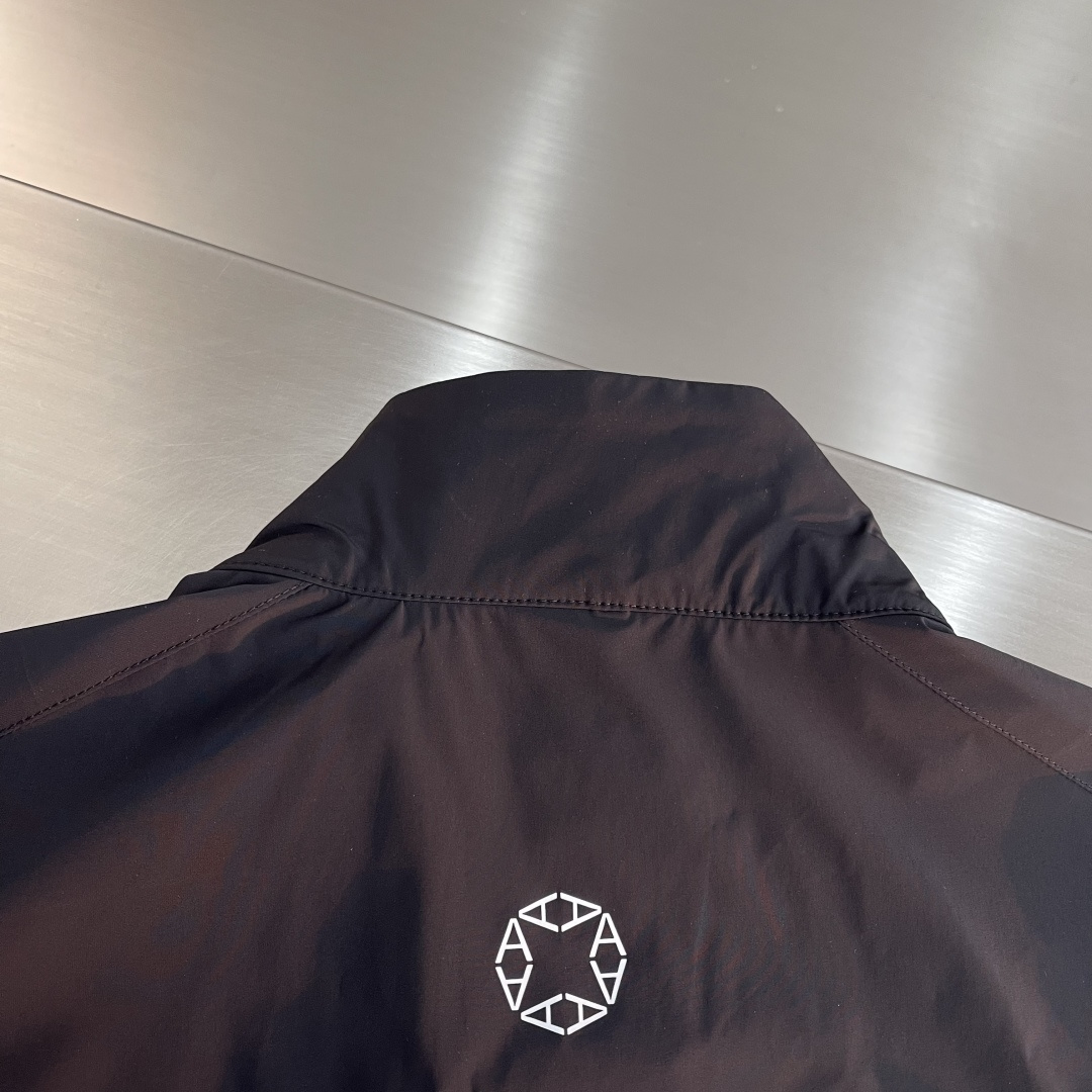 -mon 26年春季新款夹克非常柔软顺滑有垂感，面料牢固结实，挑选的新型面料环保可持续性使用。均为高密度