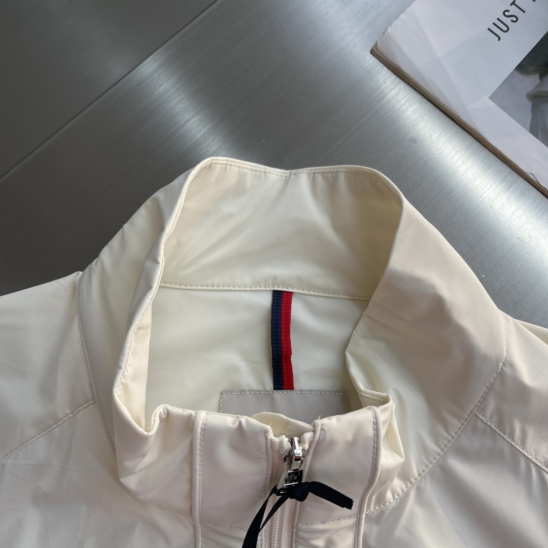 -mon 26年春季新款夹克非常柔软顺滑有垂感，面料牢固结实，挑选的新型面料环保可持续性使用。均为高密度